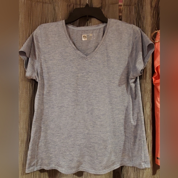 2 workout tops - Picture 2 of 8